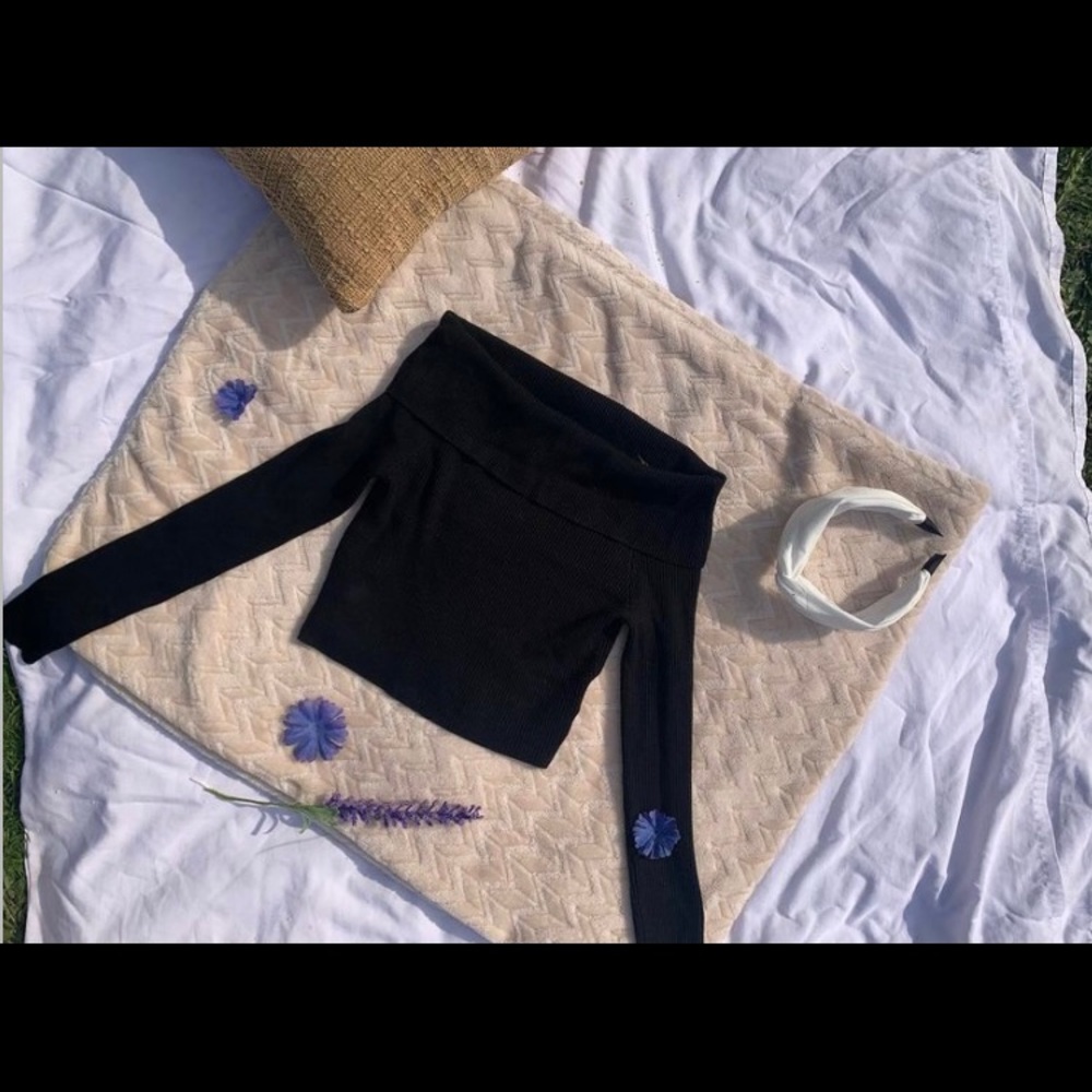 Ribbed off the shoulder long sleeve